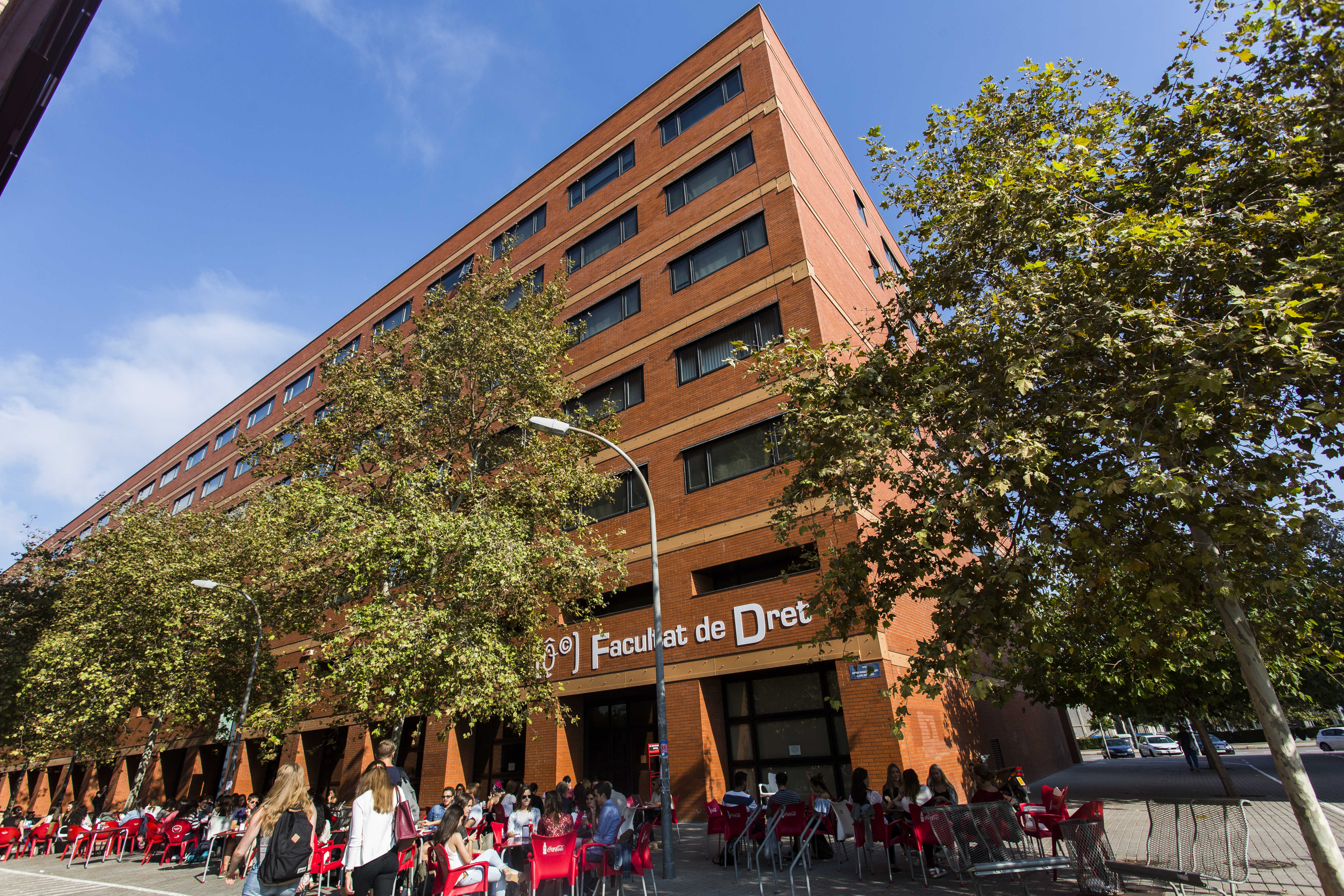Cafetería de la Facultad de Derecho en Tarongers. Foto: EVA MÁÑEZ. - 