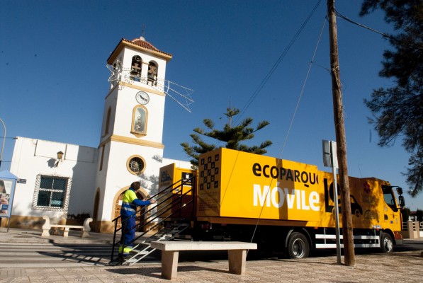 En marcha el ecoparque móvil del polígono de Santa Ana donde los vecinos ya pueden llevar sus electrodomésticos los sábados  