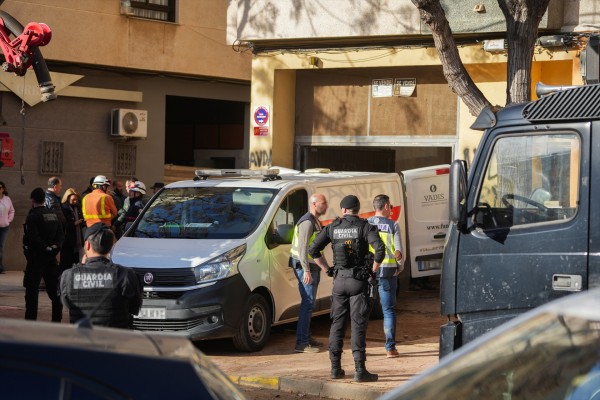 Compañeros del operario de limpieza fallecido en Benetússer le rinden homenaje este lunes
