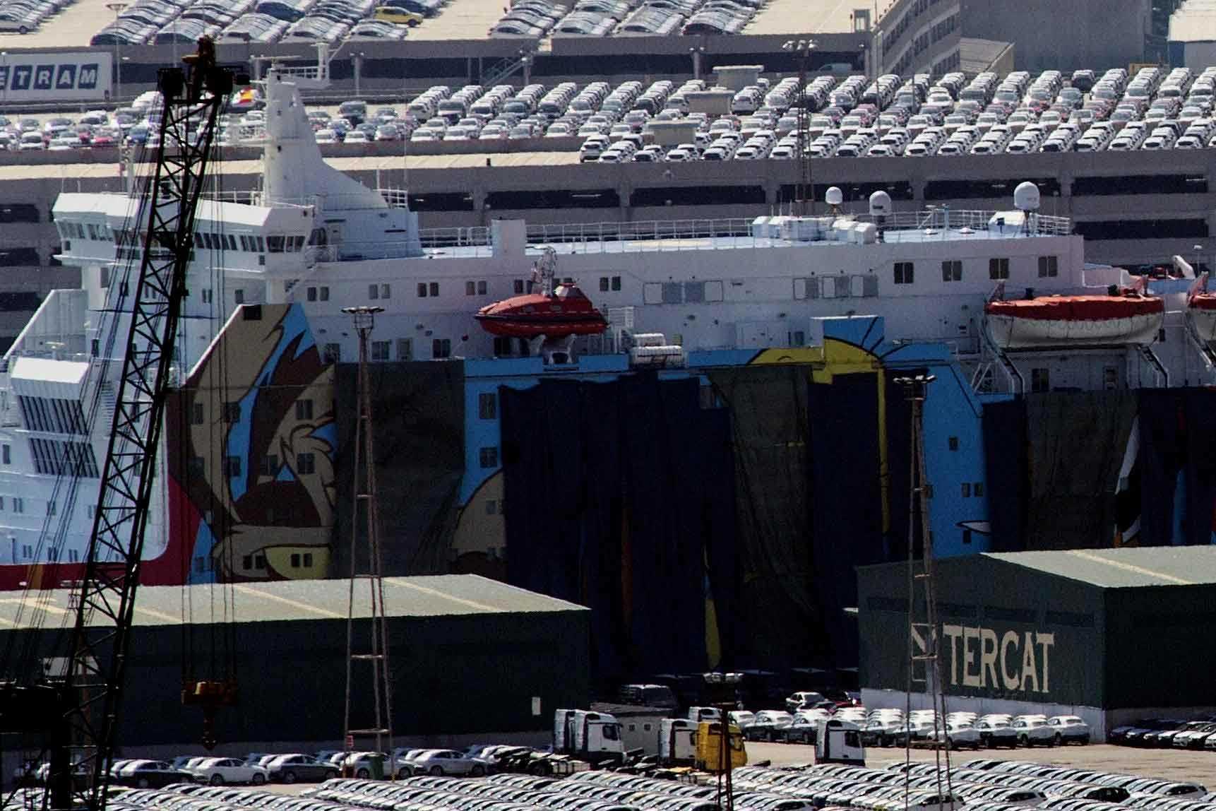 El barco 'Moby Dada' con las imágenes de los dibujos tapadas con grandes lonas. Foto: EFE. - 