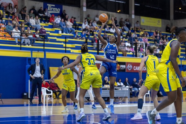 Victoria en la pista de Spar Gran Canaria con anotación histórica (69-103)