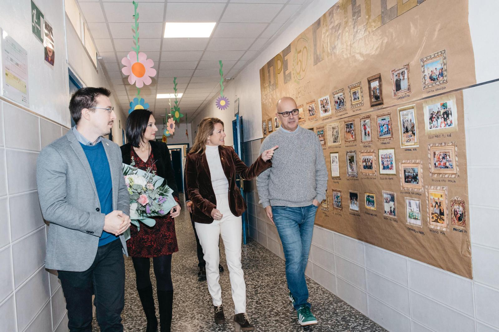 La alcaldesa de Castelló reconoce la labor educativa del colegio Lope en su 50 aniversario