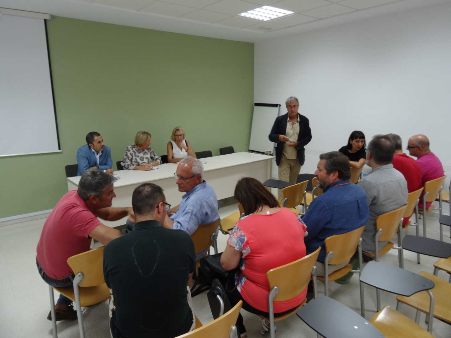 Los alcaldes (de espaldas) con Isabel González, Encarna Llinares y el comisionado de Sanidad, Juan Puig. Foto: AP - 