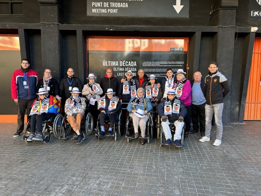 Emotiva visita a Mestalla con los participantes del Taller de Reminiscencia de la Residencia Ballesol Valterna