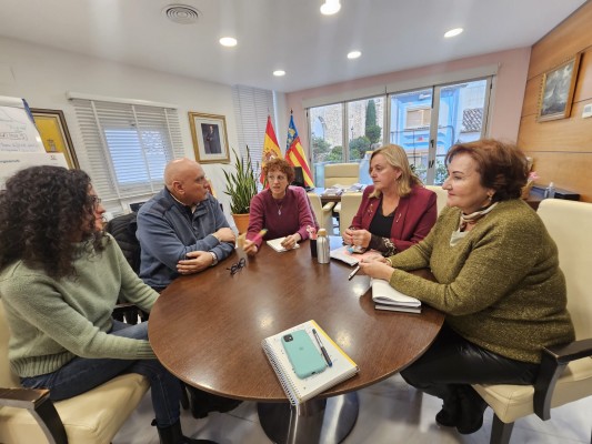 Calp tranquiliza a la población ante la creación de un centro de acogida de inmigrantes irregulares en el municipio