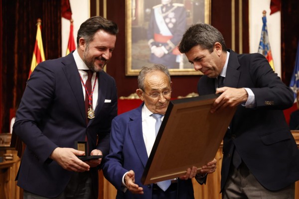 Elche distingue al fundador de Pikolinos, Juan Perán, como hijo adoptivo de la ciudad
