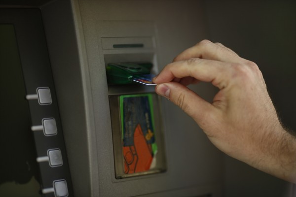 Bancos, viajes, seguros, vehículos y vivienda, los sectores que reciben más quejas de los valencianos, según Avacu
