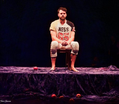 Rambleta denuncia que están arrancando carteles de 'Arcángeles', una obra sobre vivencias de seis homosexuales
