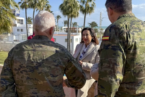 Robles afirma en Castelló que la Generalitat puede contar con el Ejército 
