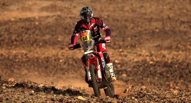 El valenciano Tosha Schareina aprieta y triunfa en el 'Empty Quarter' y Daniel Sanders se salva por la niebla