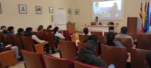 Cámara Orihuela renueva su oferta de formación con cursos de fitness, IA o socorrismo acuático