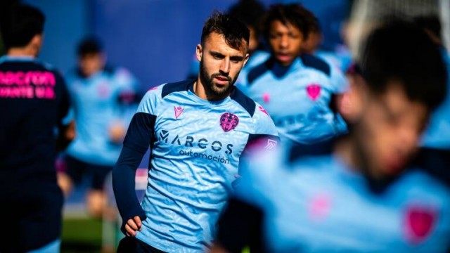 El Efesé incorpora al polivalente centrocampista Óscar Clemente, quien llega cedido por el Levante