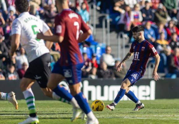 'Cris' Montes le sale caro al Eldense
