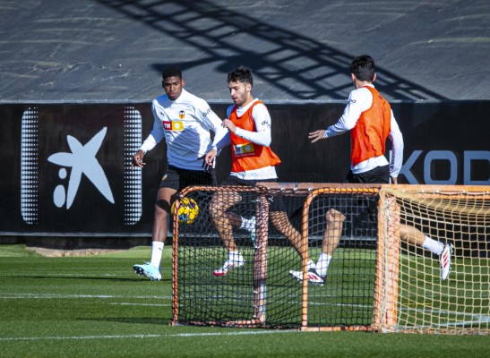 Gayà, Rioja y Fran Pérez entrenan con el grupo y apuran sus opciones para el domingo