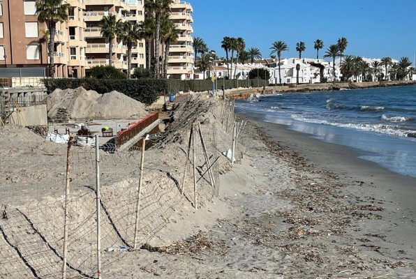 Una nueva obra a pie de playa vuelve a indignar a los vecinos de La Manga Norte