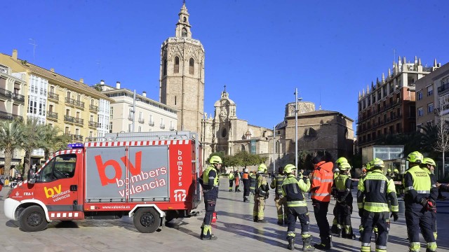 Los bomberos realizan un simulacro en el parking de la Plaza de la Reina para actualizar protocolos