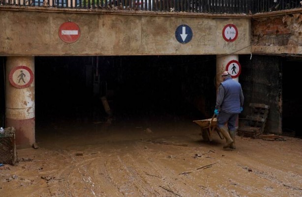 Emergencias centra los trabajos en la limpieza de campas, baldeo de calles y extracción de lodos