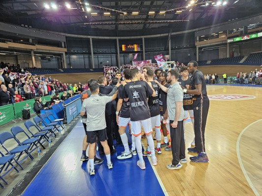 Semi Ojeleye sale al rescate de Valencia Basket en Panevezys

