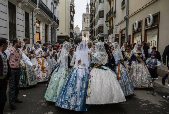Una exposición de trajes de las FFMMV entre 1947 y 2024 recaudará fondos para comisiones afectadas por la Dana