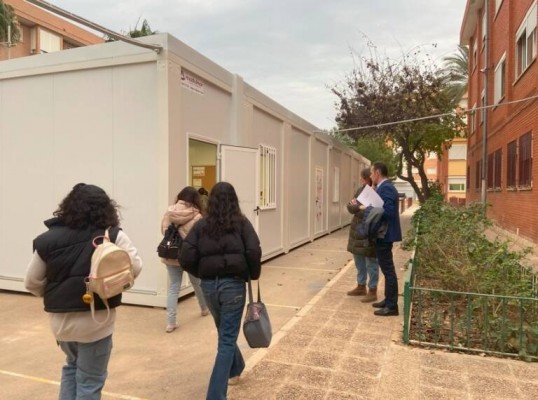 Educación destina 2,4 millones a la instalación de aulas prefabricadas en los colegios afectados 