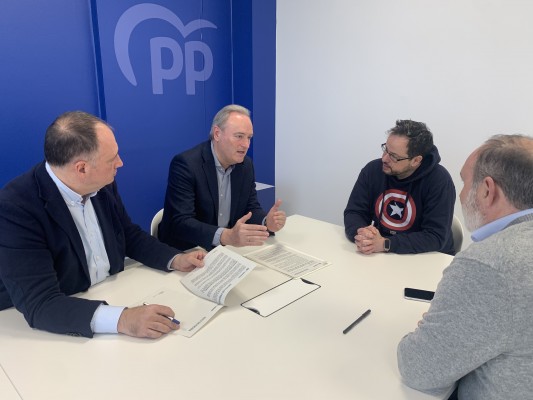 Fabra se reúne con el sector de la peluquería para 