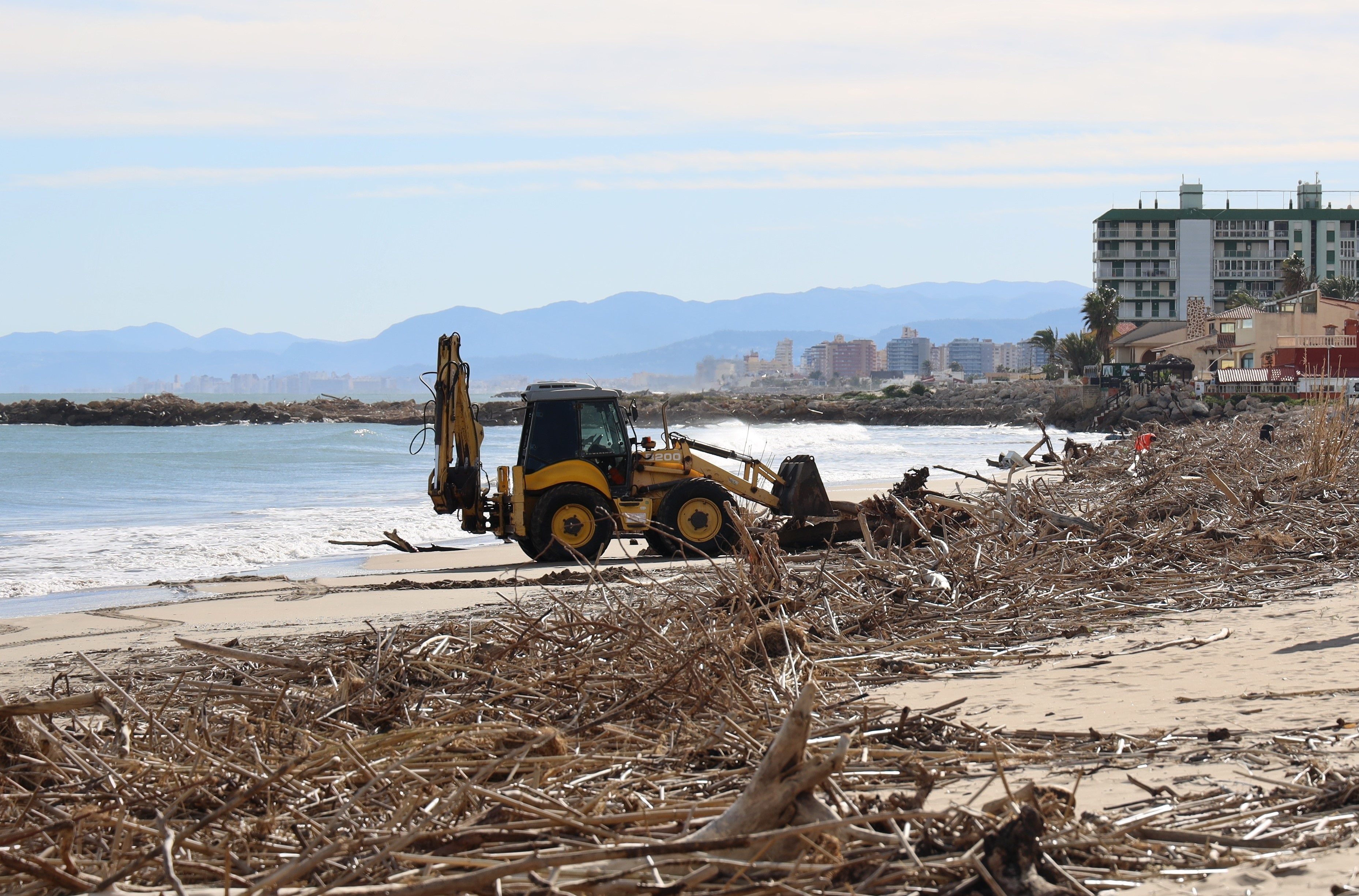 La hoguera de San Antonio en Cullera quemará restos arrastrados a las playas por la Dana
