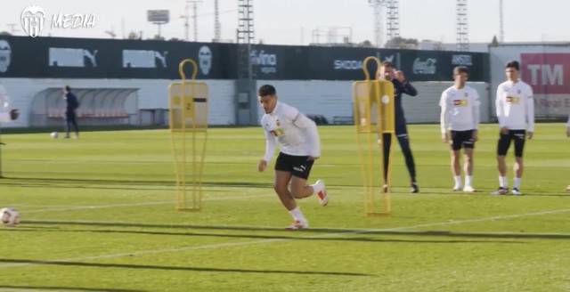 Max Aarons completa su primer entrenamiento con el Valencia CF