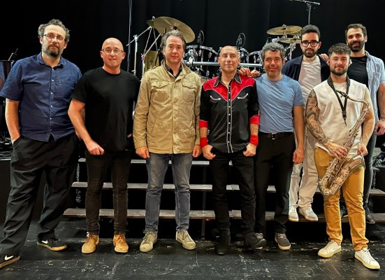 Burriana vibra con el tributo de Brothers in Band a la mítica banda de rock Dire Straits