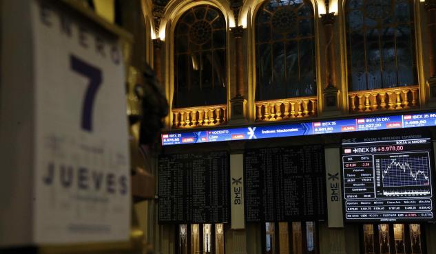 El Ibex 35 salvó los 9.000 puntos al cierre ante la aparición de los 'cazadores de gangas'