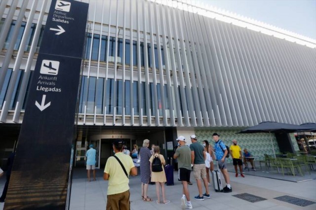 El aeropuerto de Corvera rebasa los 900.000 pasajeros al año y queda a un 16% del récord de 2019