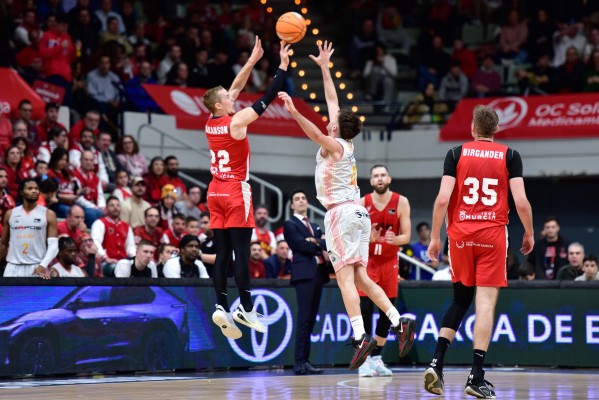 Hakanson y Ennis llegan a 300 triples y el base sueco a 2.000 puntos 