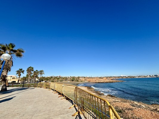 Orihuela licita la reforma de las barandillas de Playa Flamenca y La Zenia por 195.000 euros