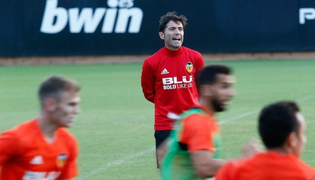 Marcelino 'tapa' a su medio centro
