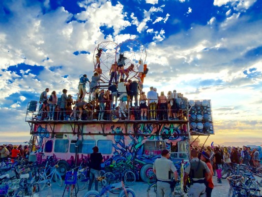 Diez imágenes para descubrir el Burning Man a través de la mirada de un fotógrafo valenciano
