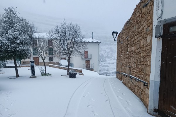 La nieve 'pinta' de blanco el interior de la provincia (Fotos: Ayuntamientos de Ares, Castellfort, Vilafranca y Vistabella y Bomberos)