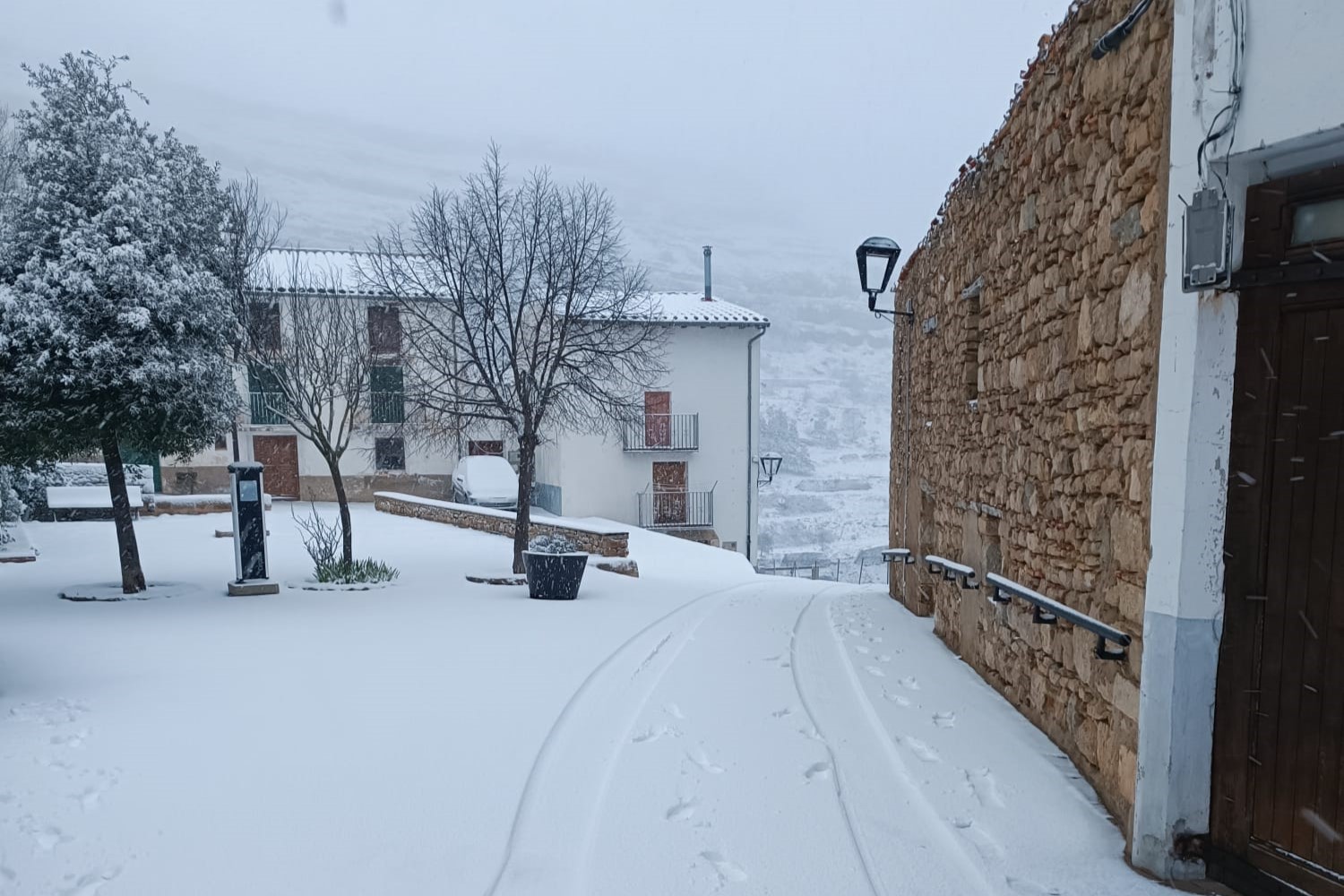 La nieve 'pinta' de blanco el interior de la provincia (Fotos: Ayuntamientos de Ares, Castellfort, Vilafranca y Vistabella y Bomberos)
