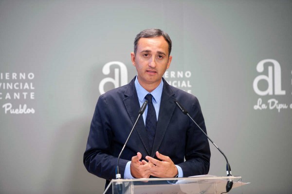 Entre peticiones de dimisión: César Sánchez desata las críticas de la oposición por otra ayuda 