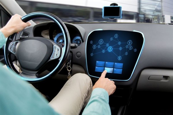 Diseñan un único chip para identificar y controlar la conducción de vehículos
