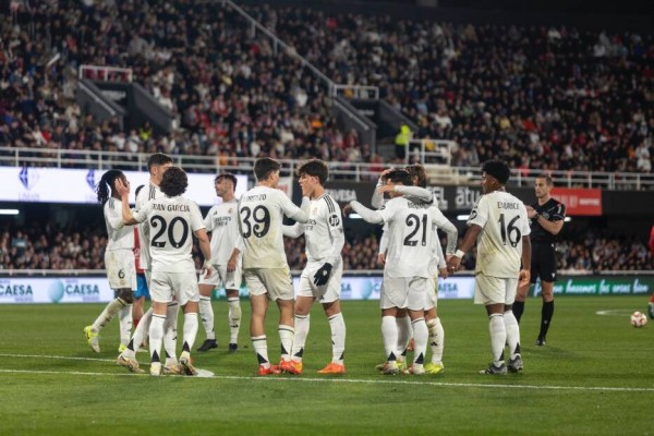 Las imágenes del histórico partido en Cartagena del Real Madrid contra la Deportiva Minera (Fotos: LA ROCA)