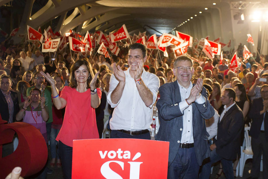 Pedro Sánchez junto a Ana Botella y Ximo Puig en la Fiesta de la Rosa del pasado año, que fue además mitin central de campaña del 26J. Foto: MARGA FERRER - 