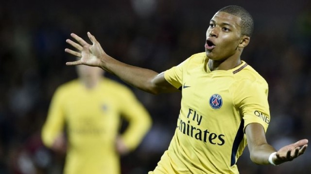 Mbappé emerge entre egos