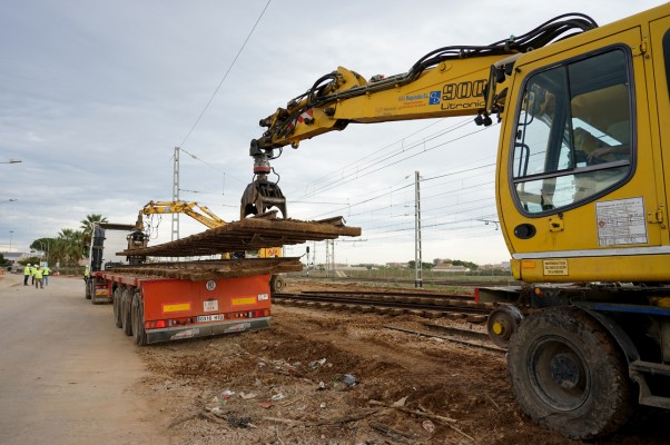 Obras de reparación en València Sud (Fotos: Eduardo Manzana)