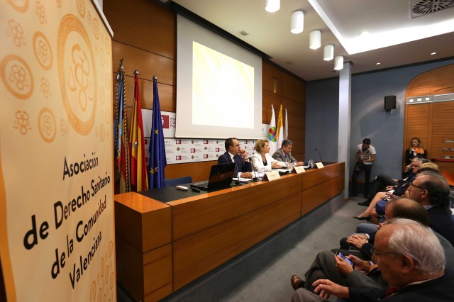 Un congreso analiza las implicaciones legales para el personal sanitario por omitir el consentimiento informado