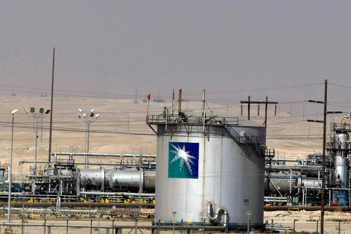 Arabia Saudí analiza sacar a bolsa la petrolera estatal Aramco