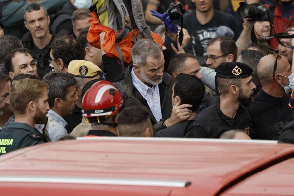 Paiporta recibe con insultos y barro a los Reyes, Sánchez y Mazón