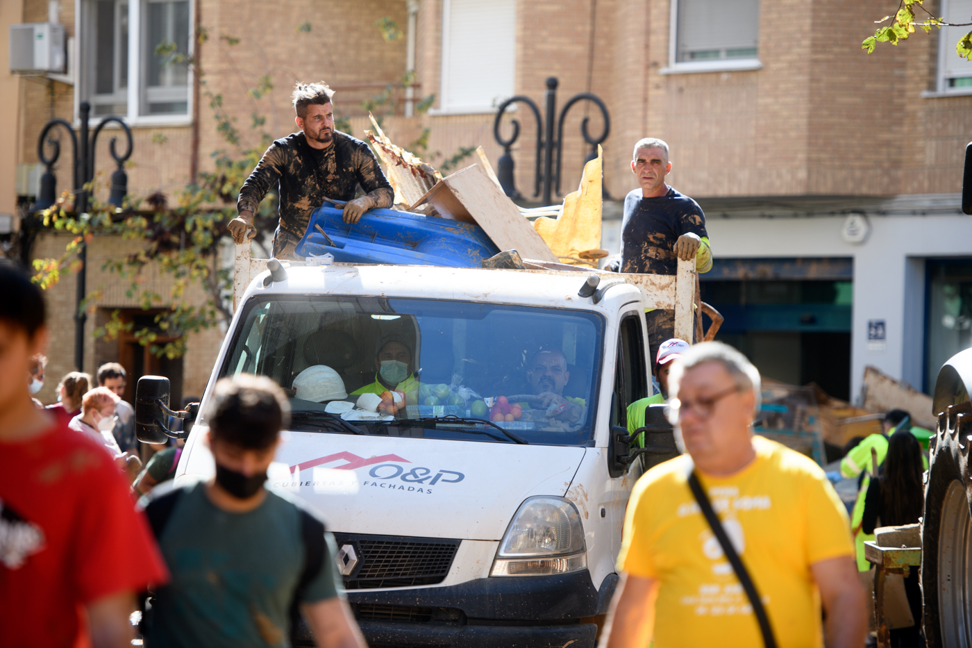 Voluntarios ayudan en Aldaia tras la Dana (Fotos: Kike Taberner)