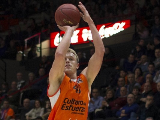 Sikma es duda ante el Andorra por un golpe en la mano derecha
