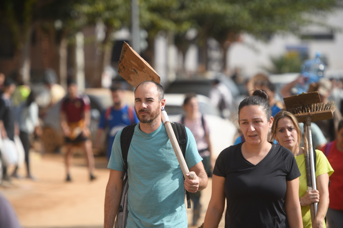 Los voluntarios, en los pueblos del sur de Valencia tras la Dana (Fotos: KIKE TABERNER)