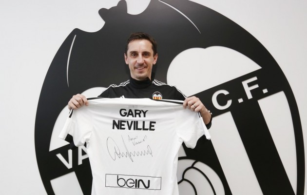 El Valencia subasta la camiseta con la que se presentó Gary Neville por una causa solidaria