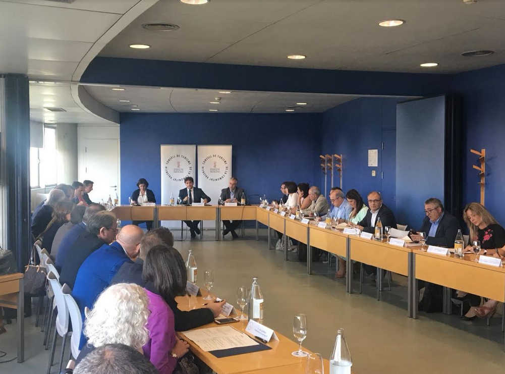 Colomer escenifica el rechazo a la tasa turística